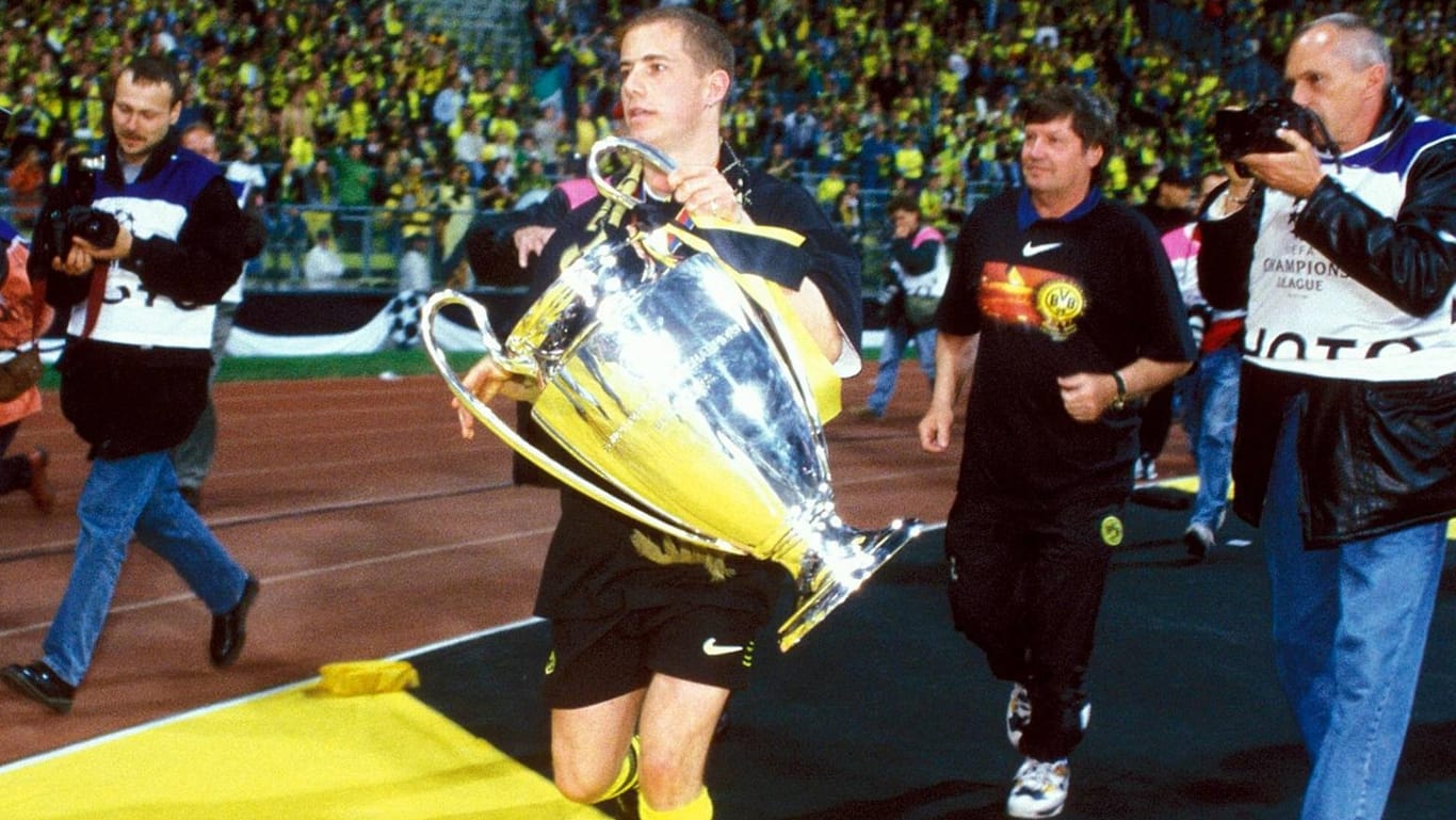 Matchwinner: Lars Ricken mit dem Champions-League-Pokal im Münchener Olympiastadion.