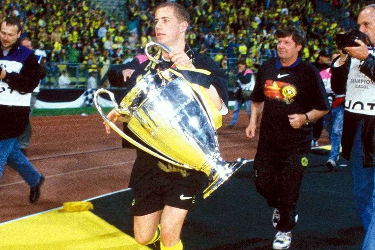 Matchwinner: Lars Ricken mit dem Champions-League-Pokal im Münchener Olympiastadion.