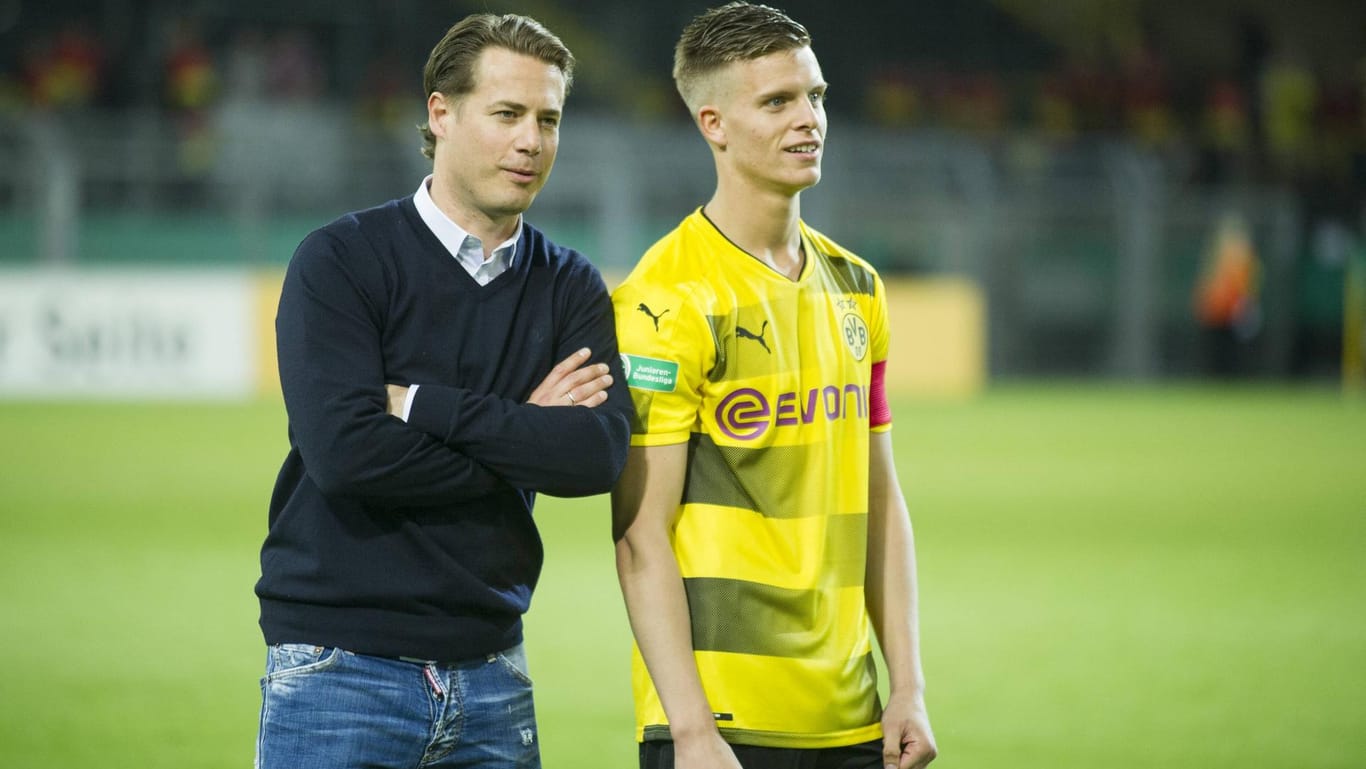 Ricken (li.) als BVB-Jugendkoordinator vor einer Woche mit U19-Spieler Dzenis Burnic beim Finale der A-Junioren-Bundesliga.