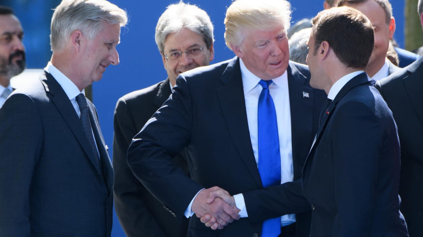 Donald Trump und Emmanuel Macron lieferten sich beim Nato-Gipfel ein Handschlag-Duell.