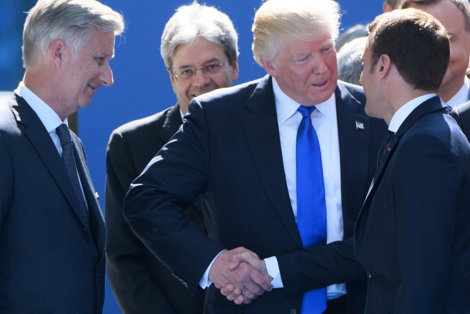 Donald Trump und Emmanuel Macron lieferten sich beim Nato-Gipfel ein Handschlag-Duell.