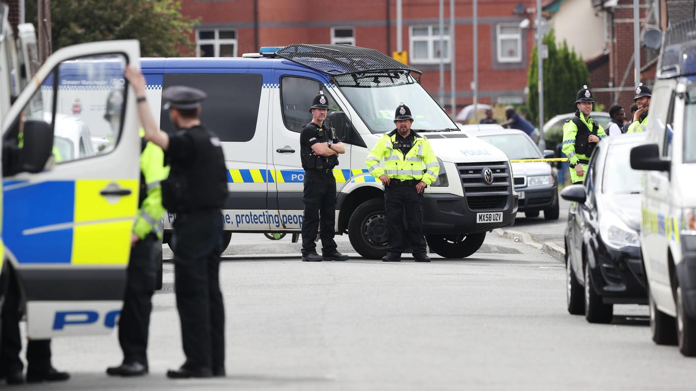 Polizisten sperren eine Straße im Stadtviertel Moss Side in Manchester, wo ein 25-jähriger Mann festgenommen wurde.