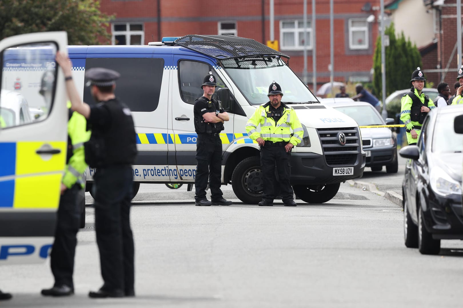 Polizisten sperren eine Straße im Stadtviertel Moss Side in Manchester, wo ein 25-jähriger Mann festgenommen wurde.