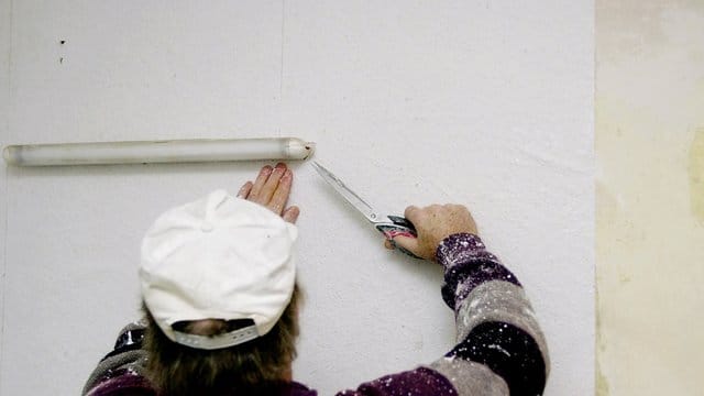 Wenn der Putz noch nicht durchgetrocknet ist, hält die Tapete unter Umständen nicht auf der Wand.