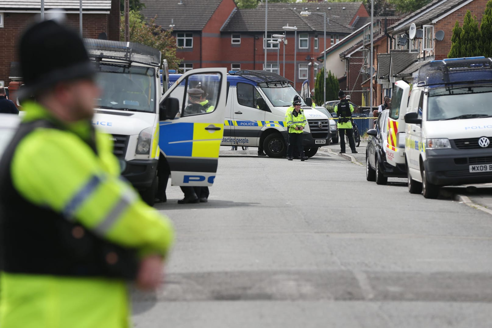 Polizisten sperren in Manchester während eines Einsatzes eine Straße ab.