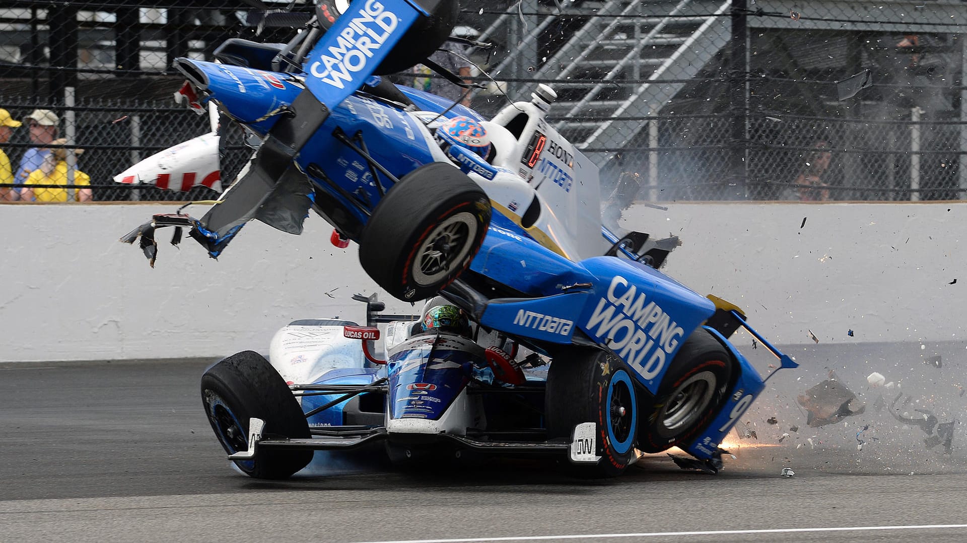 Beim 500-Meilen-Rennen von Indianapolis fuhr Scott Dixon ins Heck des Fahrzeugs von Jay Howard und hob danach ab.