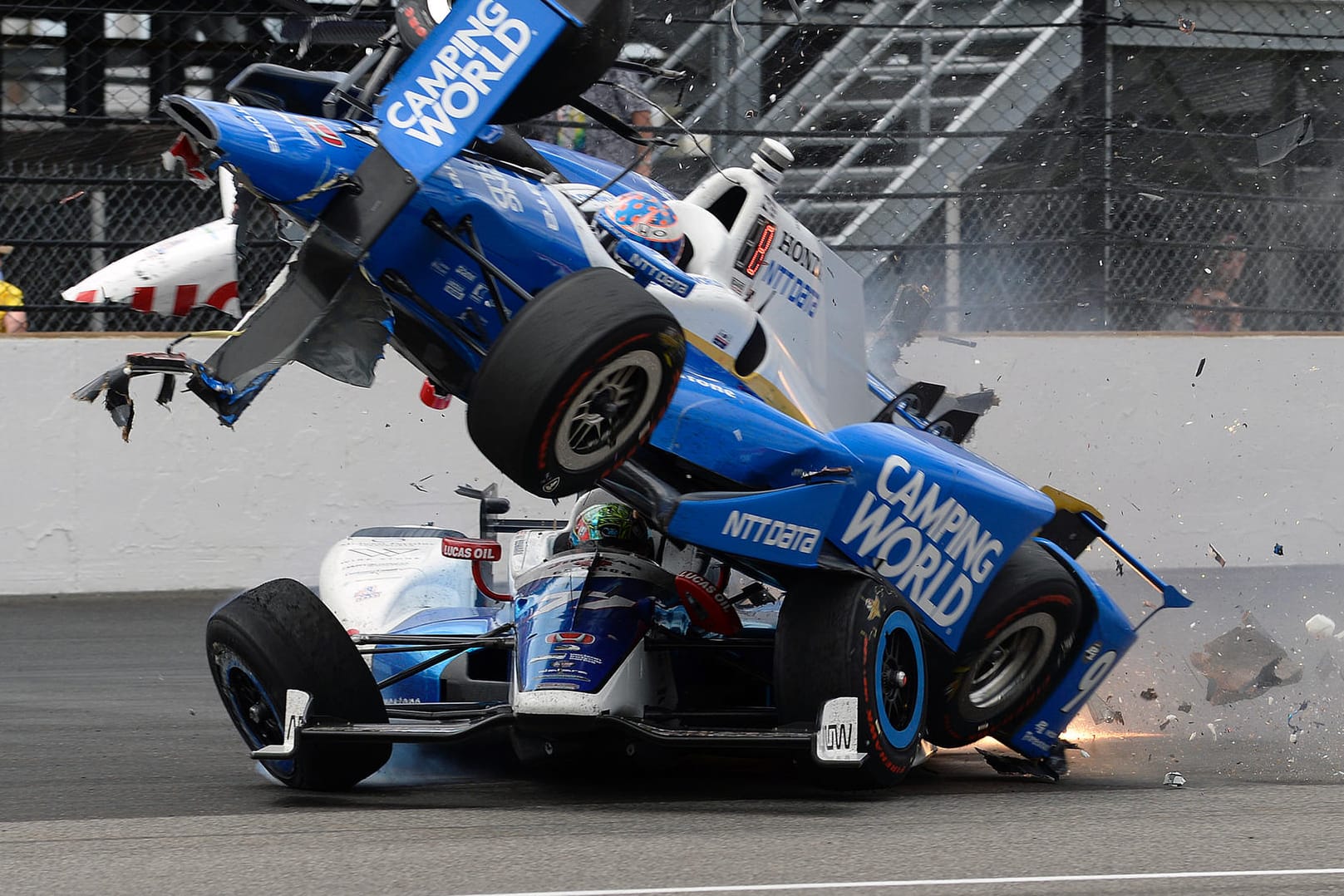 Beim 500-Meilen-Rennen von Indianapolis fuhr Scott Dixon ins Heck des Fahrzeugs von Jay Howard und hob danach ab.