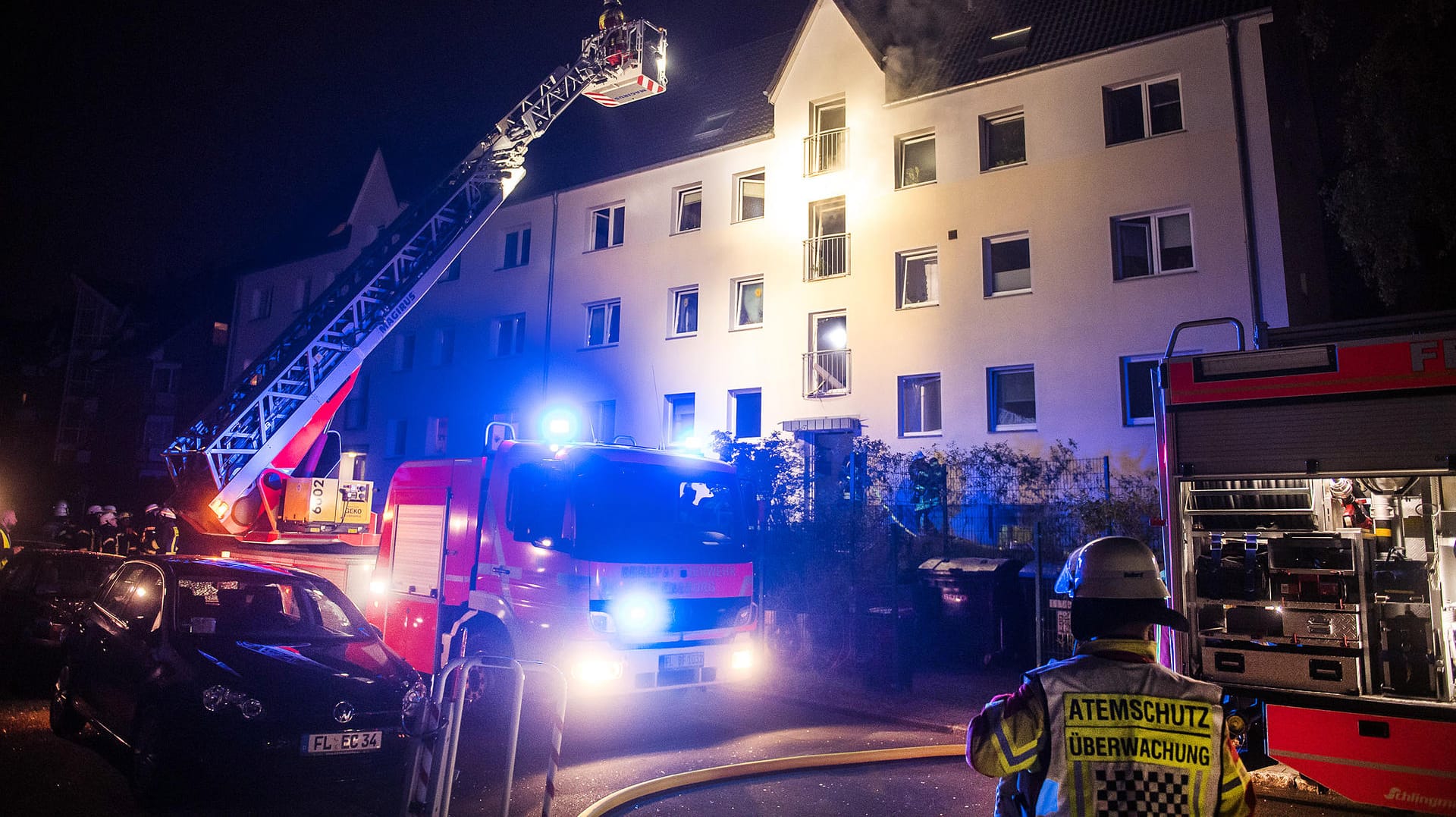 Die Feuerwehr setzte sich nach der Explosion für die Löscharbeiten ein. Die Feuerwehr setzte sich nach der Explosion für die Löscharbeiten ein.