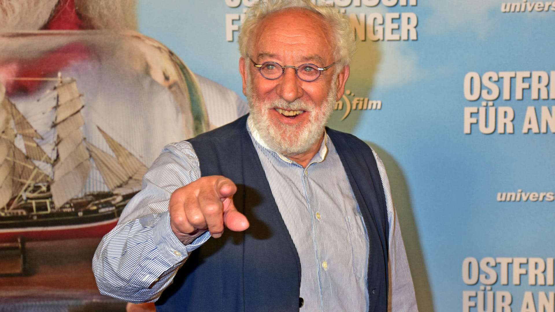 Dieter Hallervorden im Oktober 2016 bei der Filmpremiere von "Ostfriesisch für Anfänger" in Berlin. Dieter Hallervorden im Oktober 2016 bei der Filmpremiere von "Ostfriesisch für Anfänger" in Berlin.