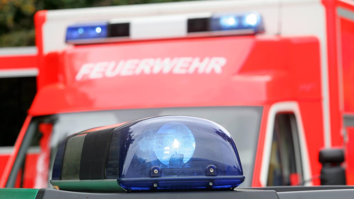 Ein Rettungswagen der Feuerwehr: In Hagen wurde ein Mehrfamilienhaus wegen Kohlenmonoxid geräumt.