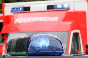 Ein Rettungswagen der Feuerwehr: In Hagen wurde ein Mehrfamilienhaus wegen Kohlenmonoxid geräumt.