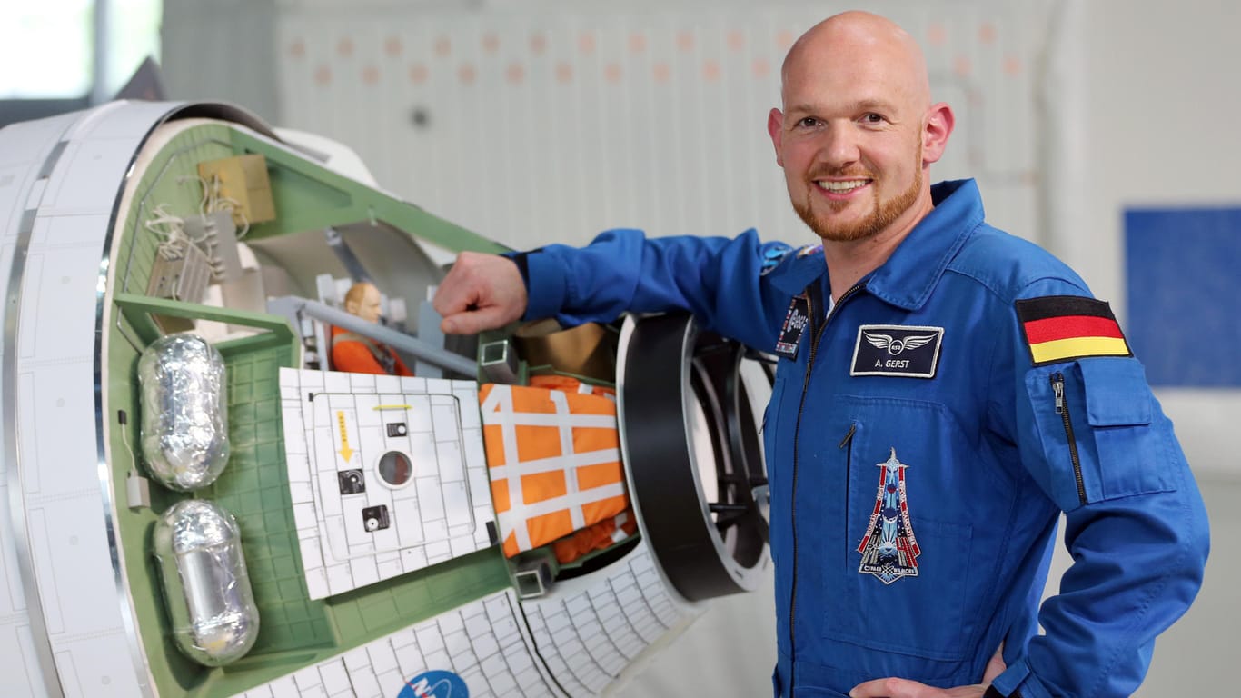 Der deutsche Astronaut Alexander Gerst beim Besuch im Europäischen Astronautenzentrum (EAC) neben der Raumkapsel Orion.