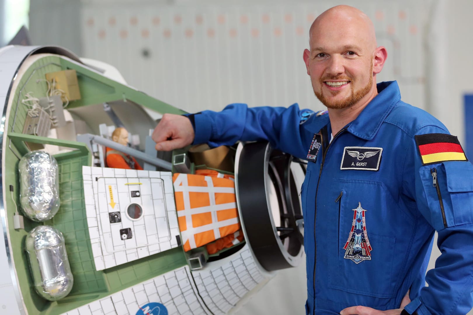 Der deutsche Astronaut Alexander Gerst beim Besuch im Europäischen Astronautenzentrum (EAC) neben der Raumkapsel Orion.