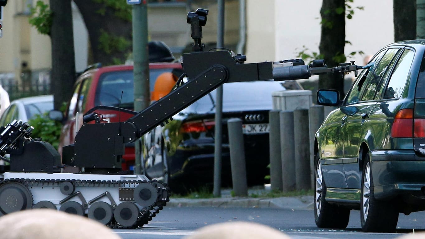 Roboter untersucht verdächtiges Auto in Berlin