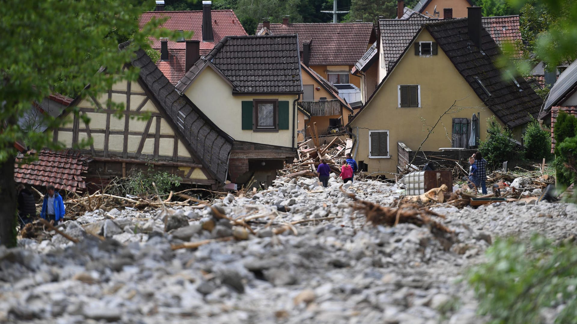 Wenn nach einem Unwetter eine gigantische Lawine mit Geröll einen Ort zerstört, ersetzt solche Schäden nur eine Versicherung mit Elementarschadenschutz