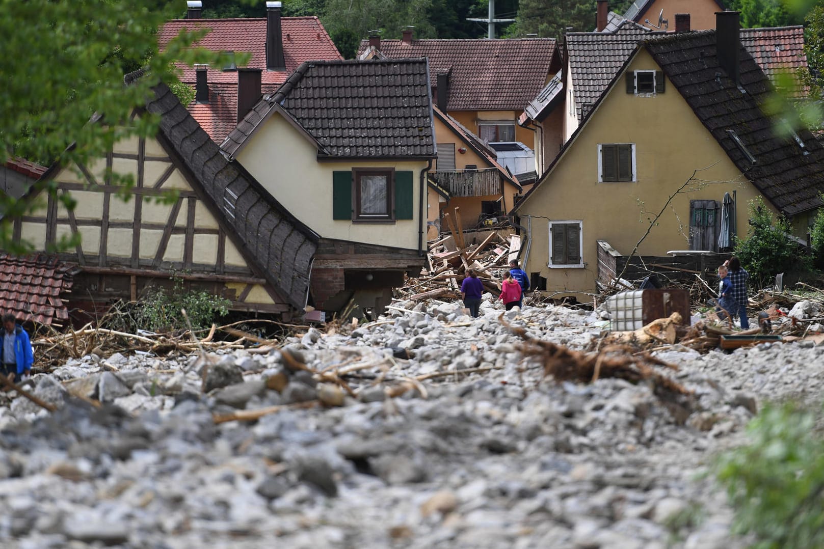 Wenn nach einem Unwetter eine gigantische Lawine mit Geröll einen Ort zerstört, ersetzt solche Schäden nur eine Versicherung mit Elementarschadenschutz