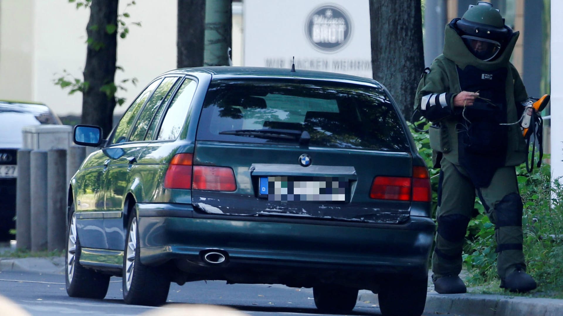 Roboter untersucht verdächtiges Auto in Berlin Roboter untersucht verdächtiges Auto in Berlin