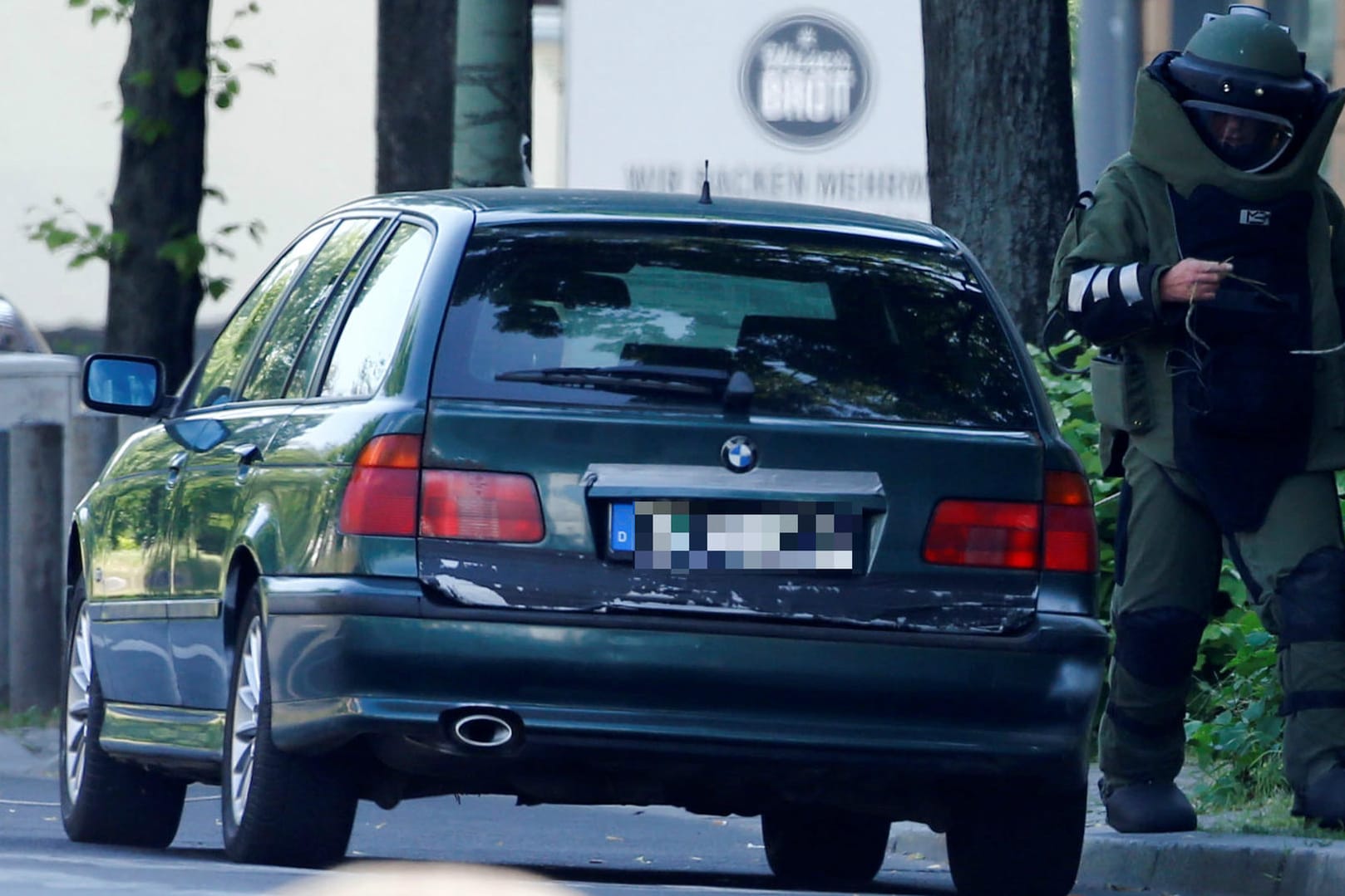 Roboter untersucht verdächtiges Auto in Berlin