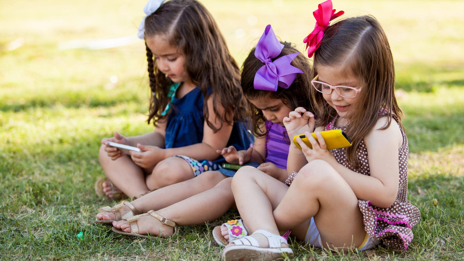 Die jungen Menschen wachsen heute in einer digitalisierten Welt auf und müssen den richtigen Umgang mit Smartphones lernen.