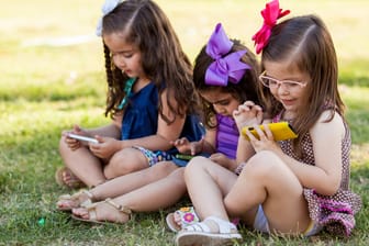 Die jungen Menschen wachsen heute in einer digitalisierten Welt auf und müssen den richtigen Umgang mit Smartphones lernen.