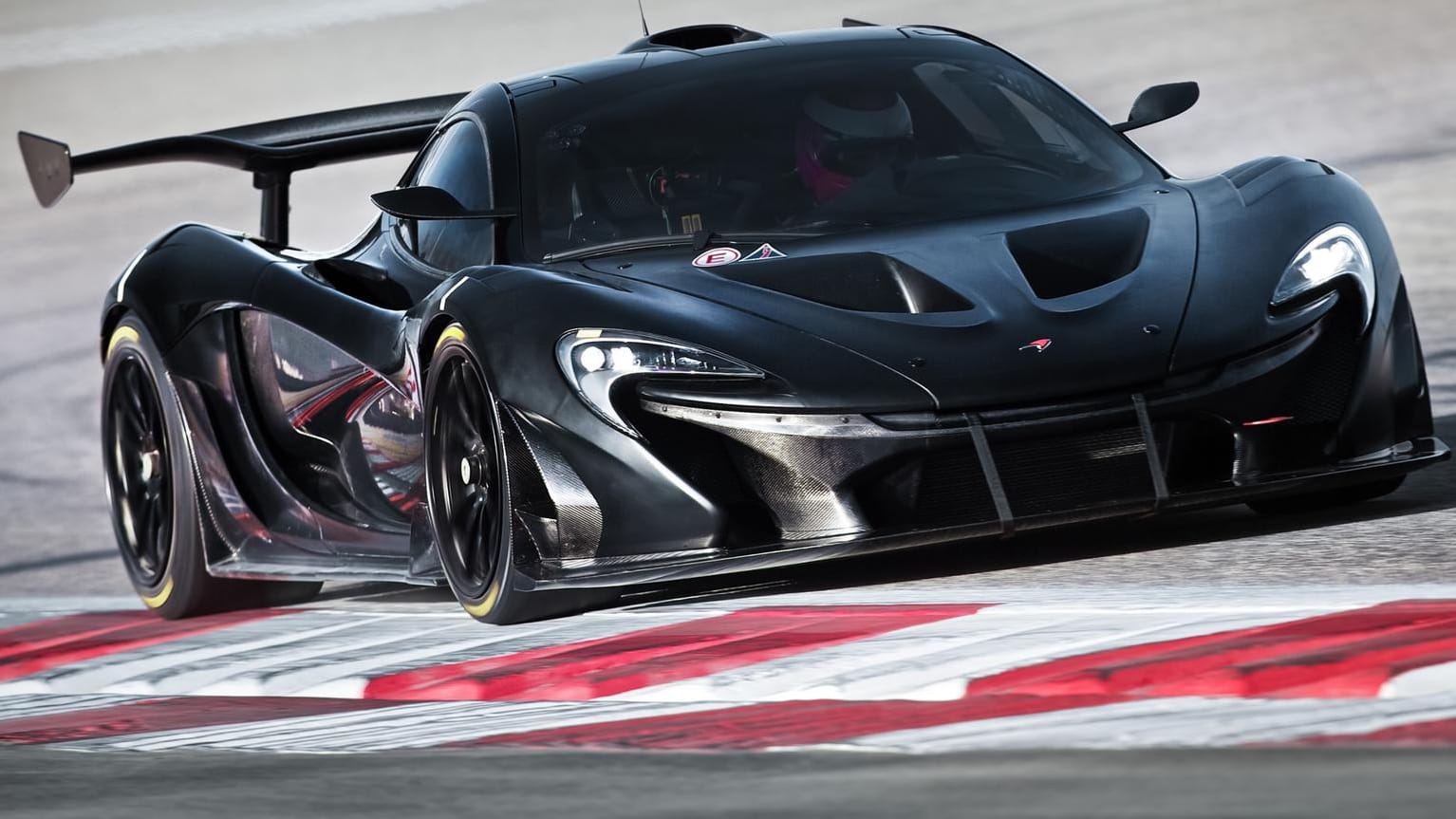 Mit dem McLaren P1 LM steht nun ein Hybrid ganz oben auf dem Podium – dahinter ein reines Elektroauto und ein reiner Benziner.