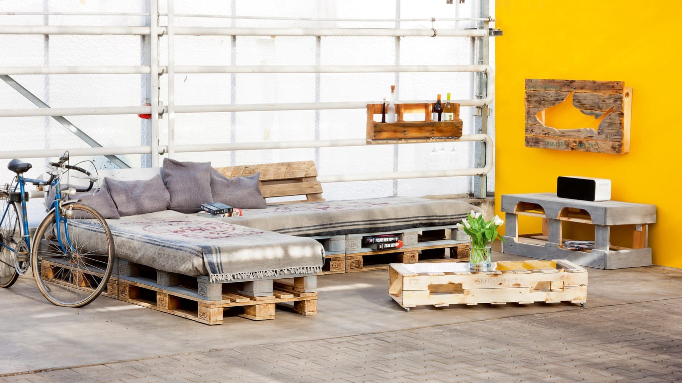 Aus Holzpaletten lassen sich tolle Möbel bauen – zum Beispiel eine gemütliche Couch.
