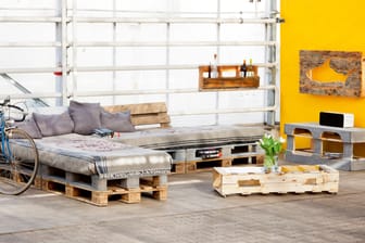Aus Holzpaletten lassen sich tolle Möbel bauen – zum Beispiel eine gemütliche Couch.