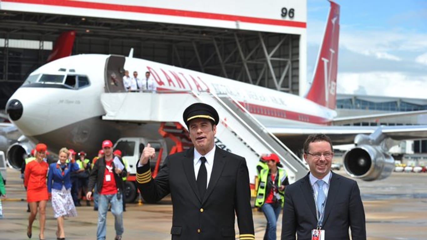 John Travolta vor seiner Boeing 707.