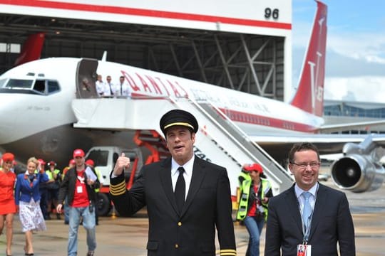 John Travolta vor seiner Boeing 707.