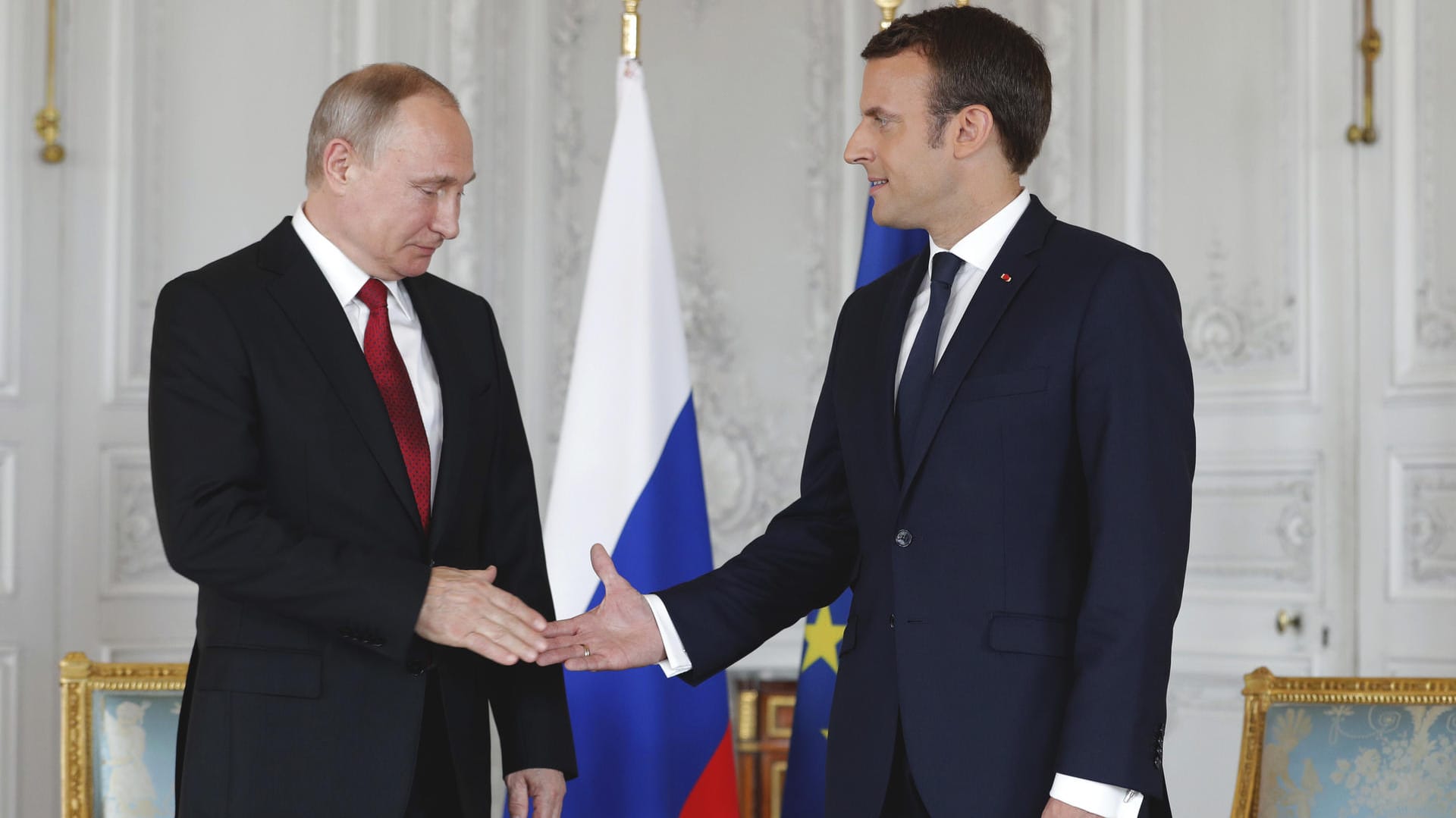Wladimir Putin scheint vor dem starken Händedruck des neuen französischen Präsidenten Emmanuel Macron größten Respekt zu haben. Beide trafen sich in Versailles vor Paris zu Gesprächen. Wladimir Putin scheint vor dem starken Händedruck des neuen französischen Präsidenten Emmanuel Macron größten Respekt zu haben. Beide trafen sich in Versailles vor Paris zu Gesprächen.