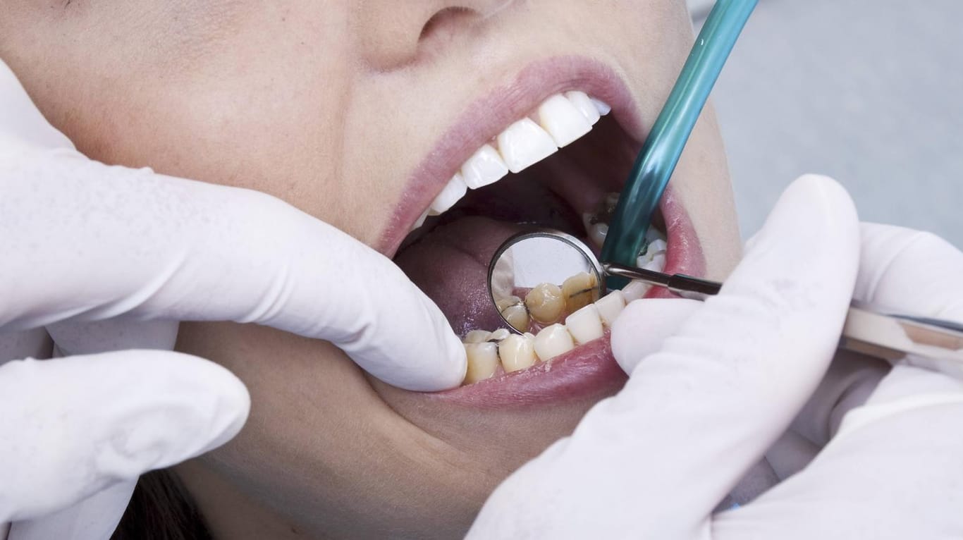 Nun werden auch frühere Patienten der Zahnärztin nach Schäden untersucht.
