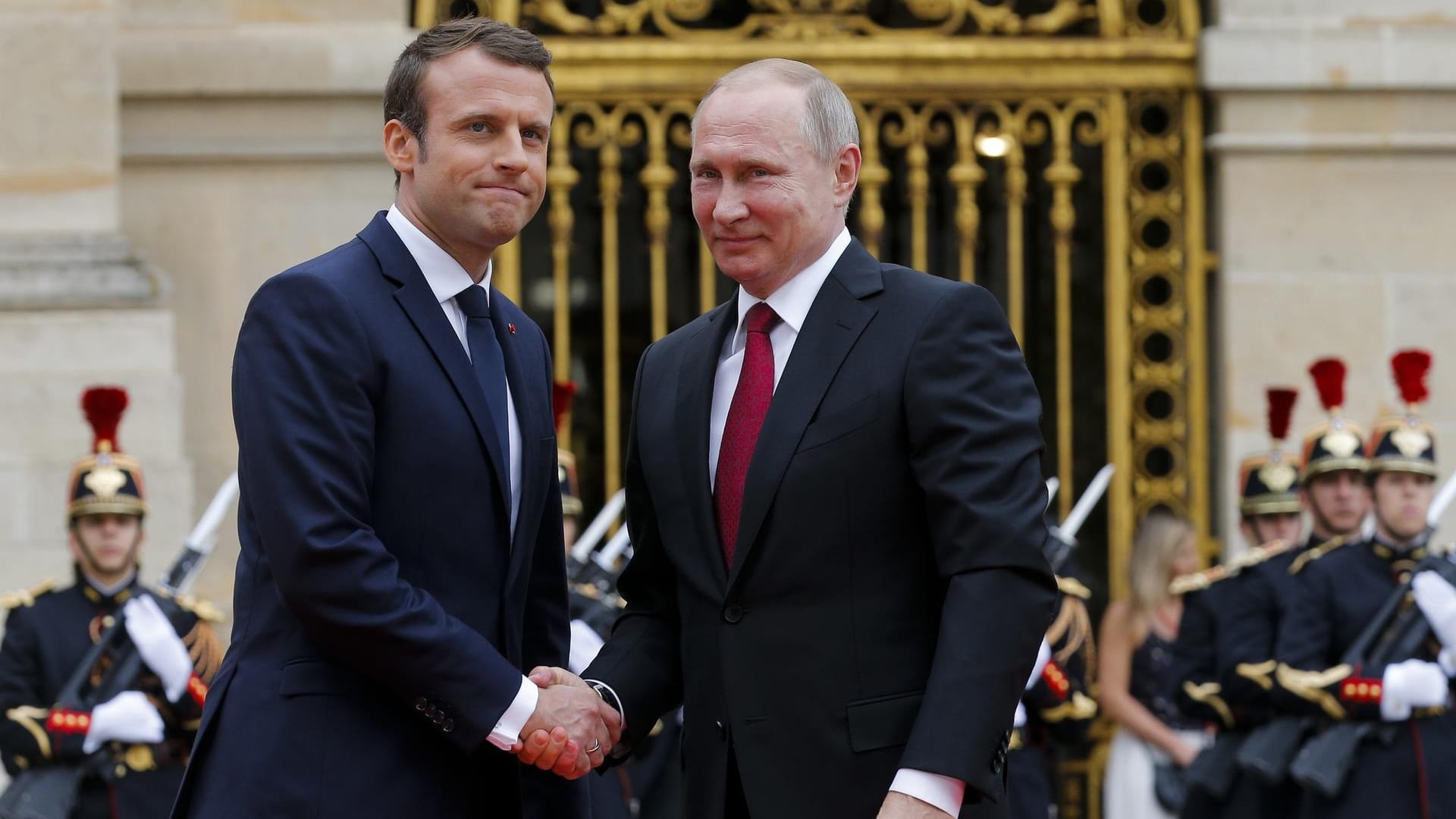 Beim Treffen von Wladimir Putin und Emmanuel Macron in Versailles vor den Toren von Paris lag der Fokus auf der Terrorismusbekämpfung und der Syrien-Krise. Beim Treffen von Wladimir Putin und Emmanuel Macron in Versailles vor den Toren von Paris lag der Fokus auf der Terrorismusbekämpfung und der Syrien-Krise.