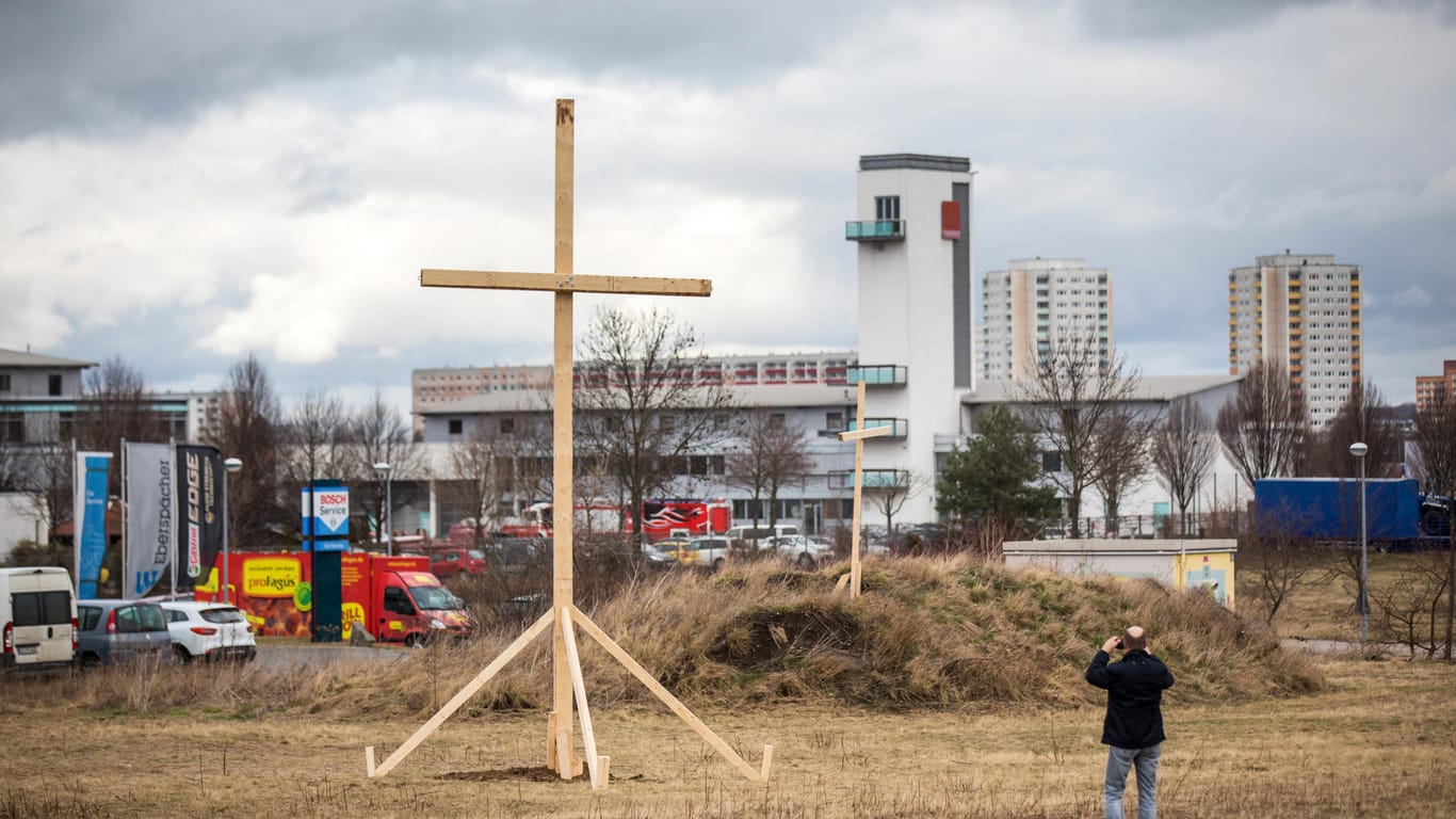 Gegner der Moschee in Erfurt haben ein Holzkreuz nahe dem Baugrundstück aufgestellt.