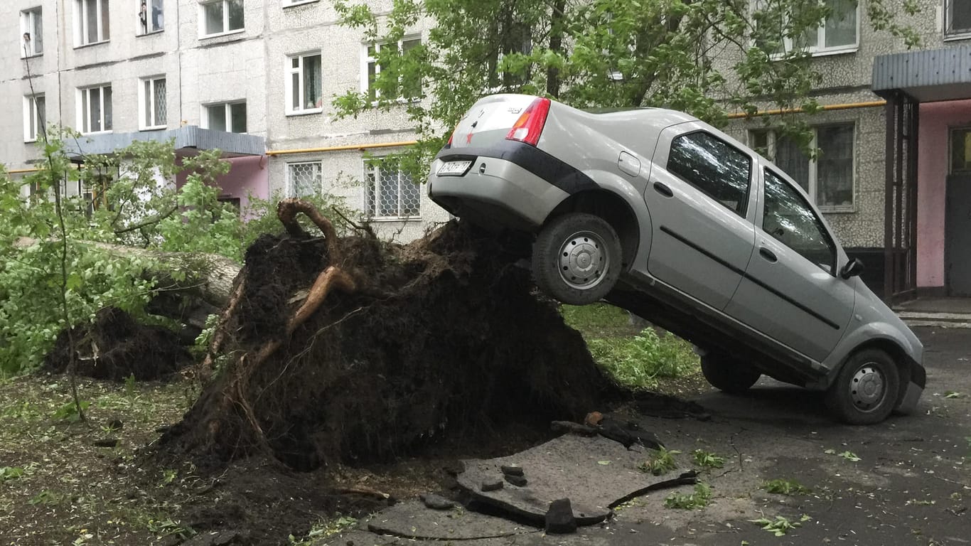 Mehr als 1000 Bäume wurden in Moskau während eines heftigen Sturms entwurzelt. Es kam zu Stromausfällen in der russischen Hauptstadt.