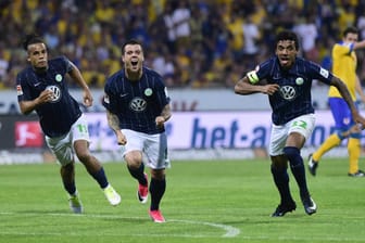 Vieirinha (m.) feiert mit Didavi (l.) und Luiz Gustavo seinen entscheidenden Treffer zum 1:0 in der 49. Minute.