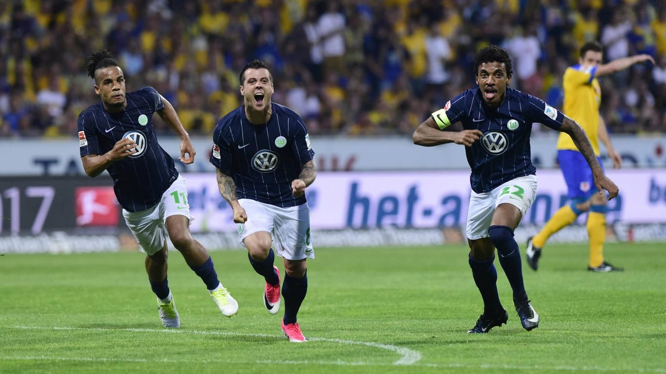 Vieirinha (m.) feiert mit Didavi (l.) und Luiz Gustavo seinen entscheidenden Treffer zum 1:0 in der 49. Minute.