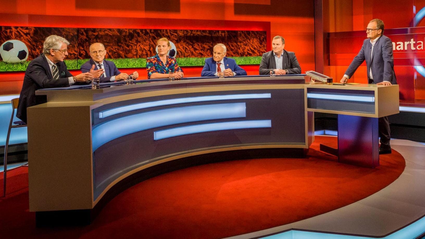 Die Diskussionsrund bei "Hart aber fair": Edmund Stoiber, Marcel Reif, Willi Lemke, Betty Heidler und Axel Balkausky.