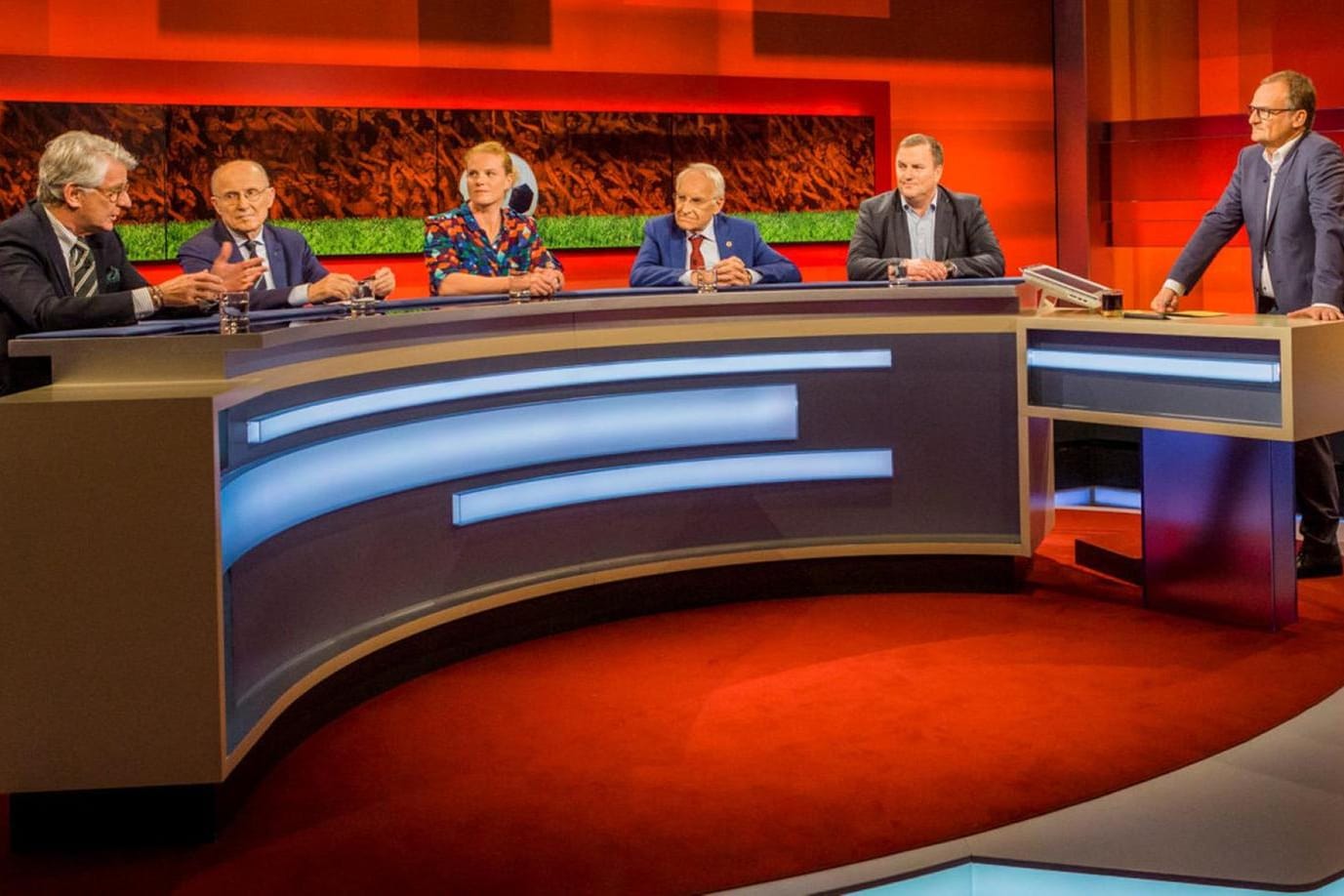 Die Diskussionsrund bei "Hart aber fair": Edmund Stoiber, Marcel Reif, Willi Lemke, Betty Heidler und Axel Balkausky.