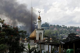 Eine Rauchwolke an der Stelle eines Kampfes neben einer Moschee in Marawi.