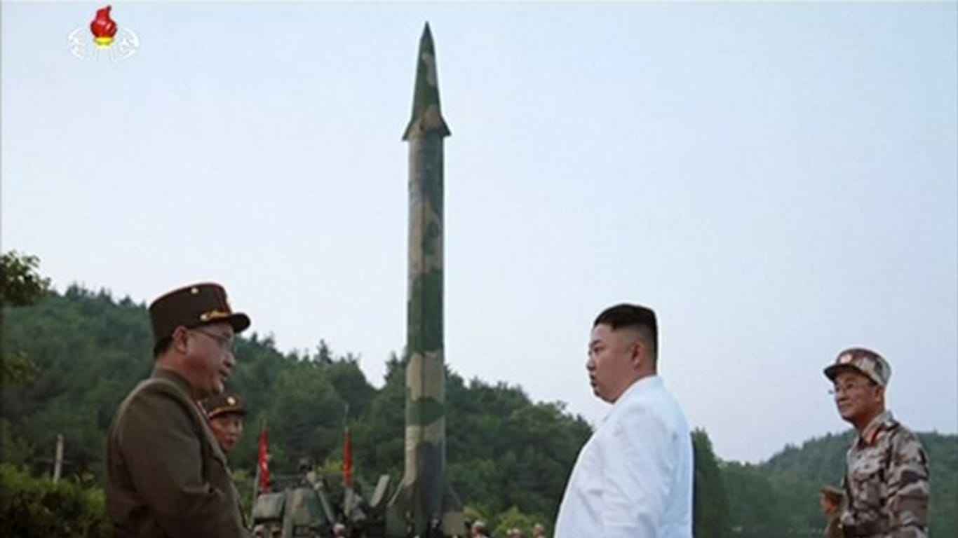 Das Standbild eines undatierten Videos soll den nordkoreanischen Machthaber Kim Jong Un (M) vor einer Scud-Kurzstreckenrakete zeigen.