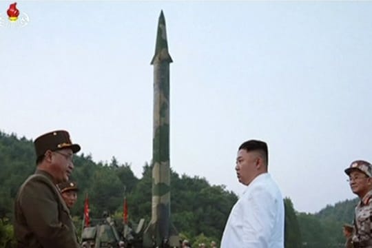 Das Standbild eines undatierten Videos soll den nordkoreanischen Machthaber Kim Jong Un (M) vor einer Scud-Kurzstreckenrakete zeigen.