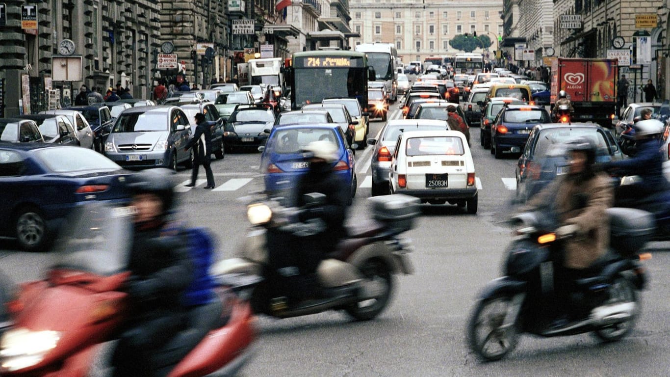Der Straßenverkehr in Rom gilt als unübersichtlich (Archiv).
