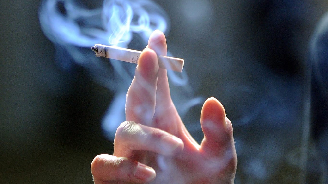 Nach den bislang aktuellsten Zahlen starben im Jahr 2013 in Deutschland 121.000 Menschen an den Folgen des Rauchens.