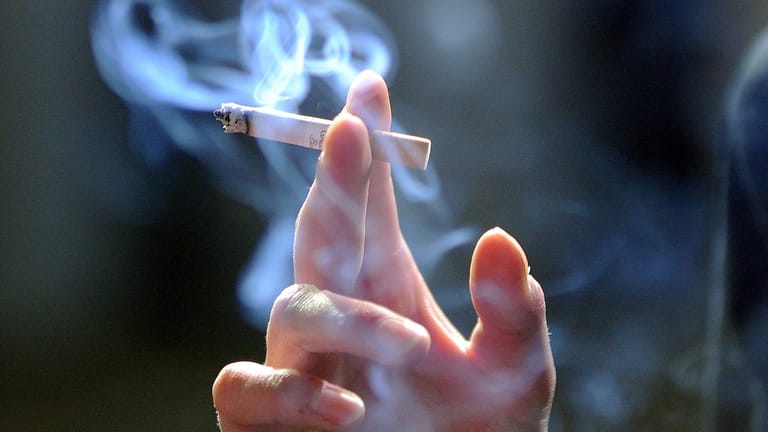 Nach den bislang aktuellsten Zahlen starben im Jahr 2013 in Deutschland 121.000 Menschen an den Folgen des Rauchens.