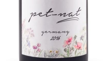 Sieht aus wie Sekt, ist aber keiner drin: Der "Pet Nat" von Brand ist ein natürlich durchgegorener Wein, dessen Gärkohlensäure ihn schön sprudeln lässt.