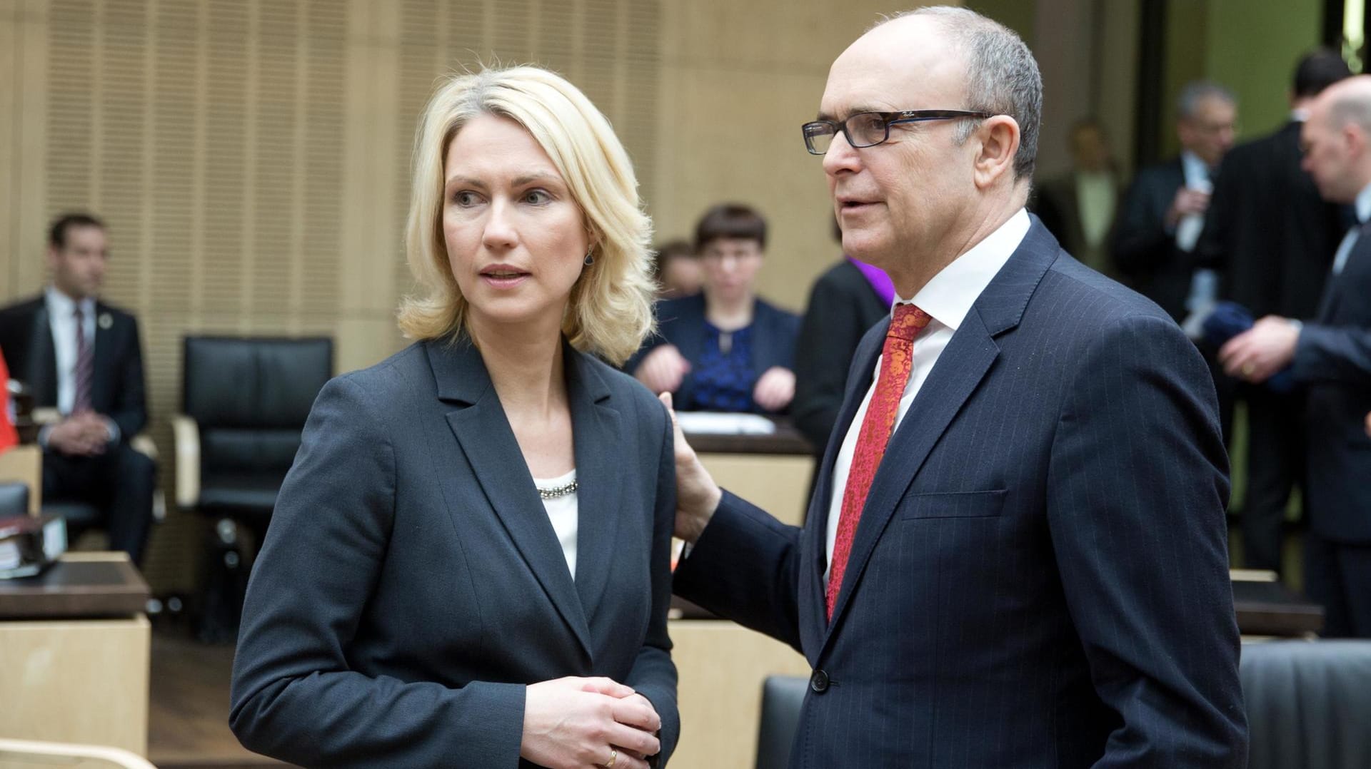 Bundesfamilienministerin Manuela Schwesig und Mecklenburg-Vorpommerns Ministerpräsident Erwin Sellering (beide SPD) kommen zu einer Sitzung des Bundesrats in Berlin.