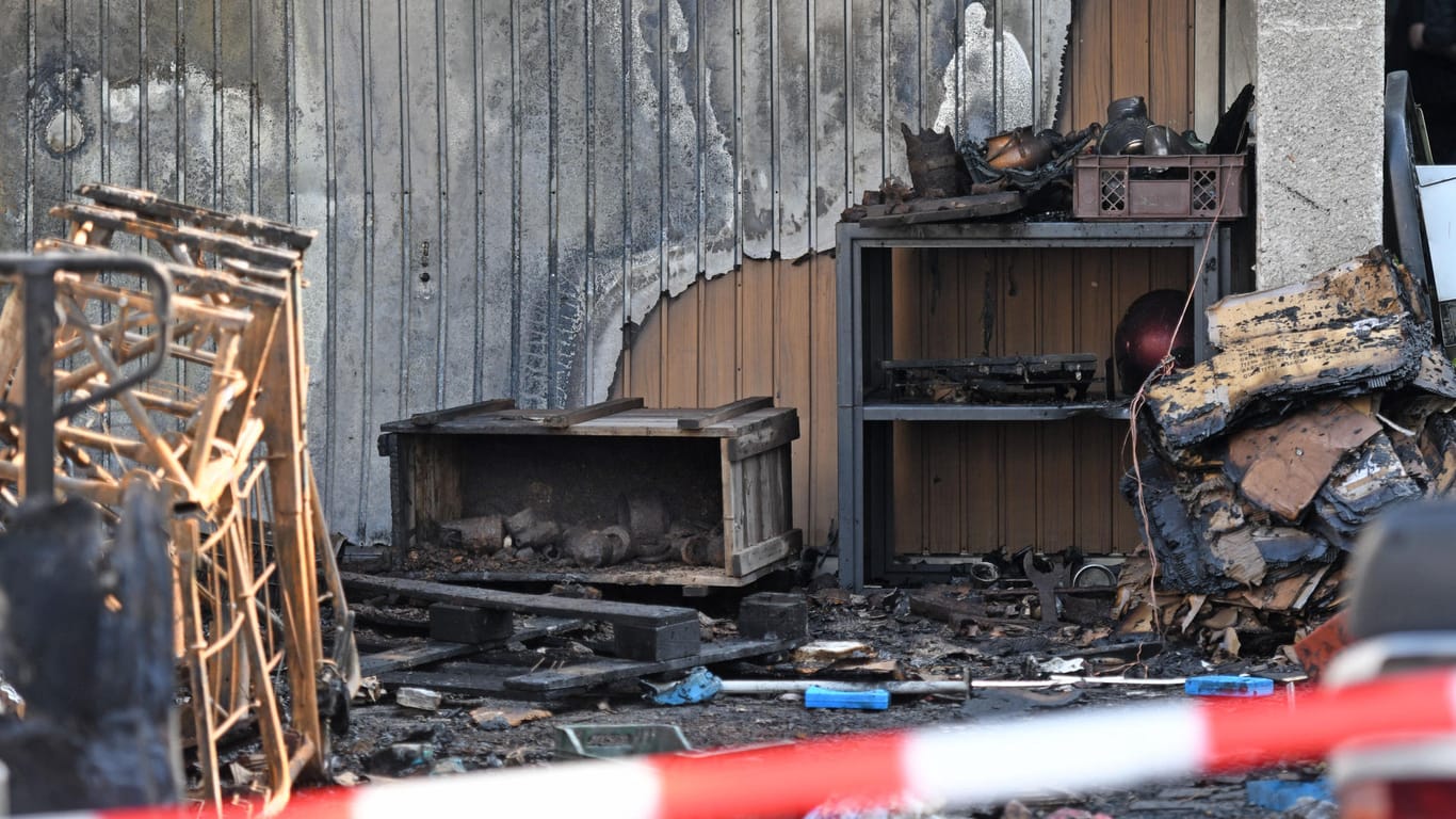 Ein Kiste mit den Resten von Granaten liegt nach der Explosion in Hennef vor einer Garage.