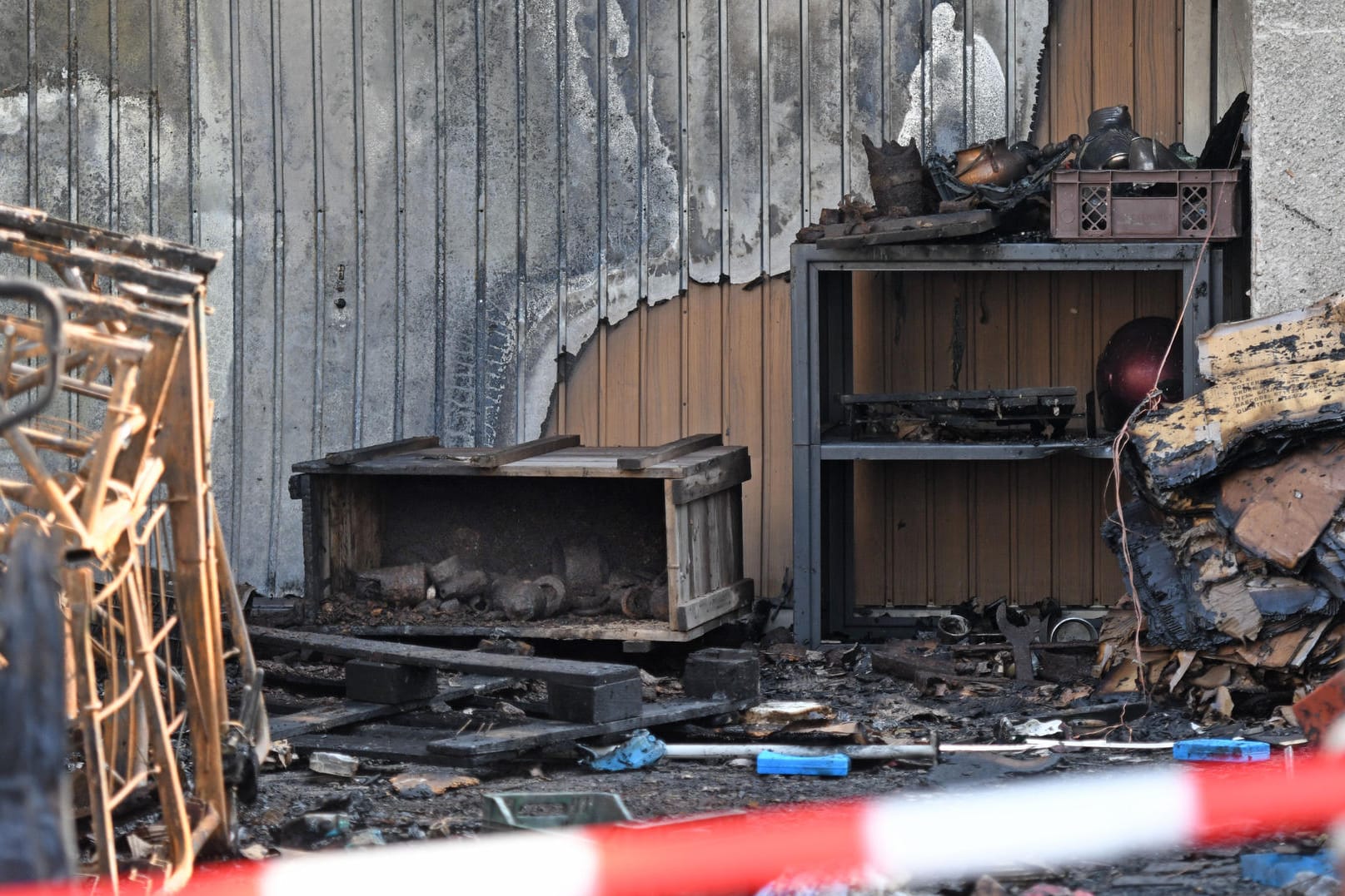 Ein Kiste mit den Resten von Granaten liegt nach der Explosion in Hennef vor einer Garage.
