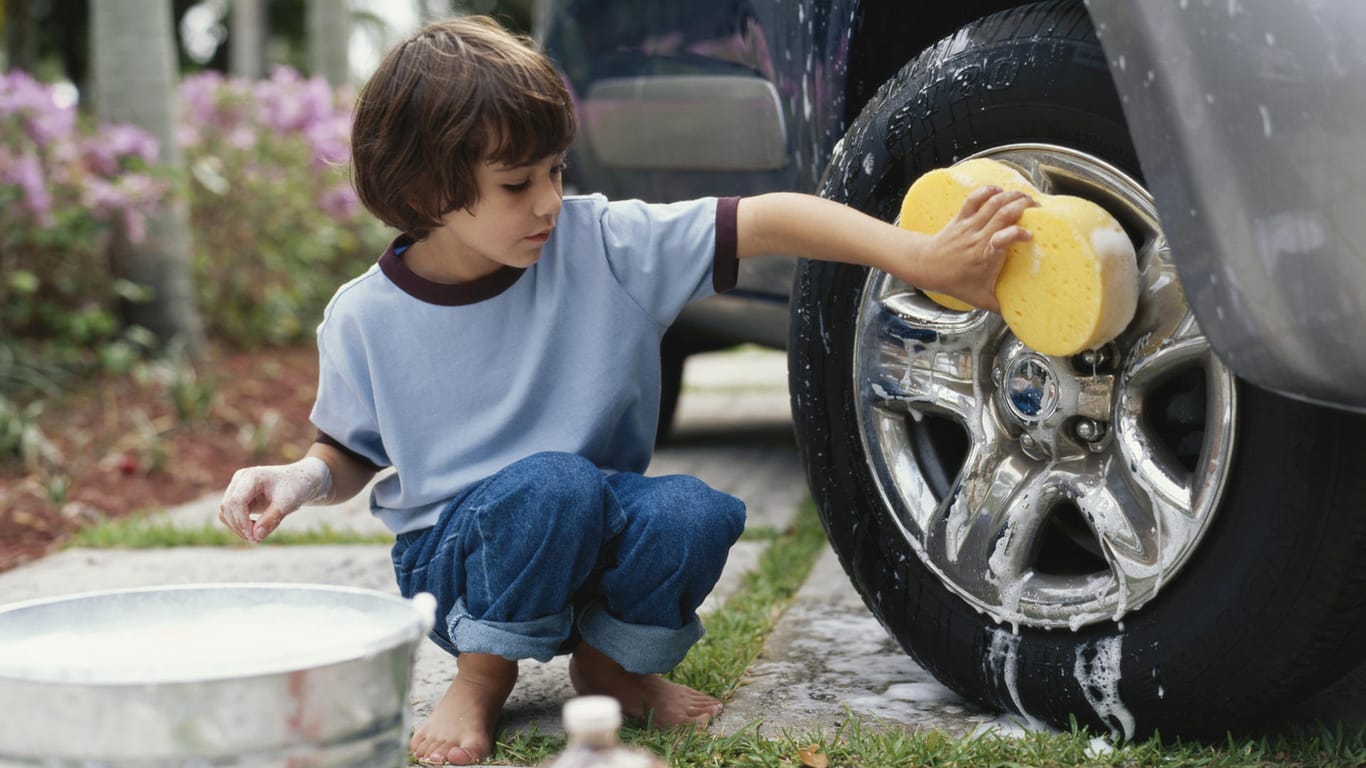 Für ältere Kinder entwickelt sich nicht selten das Waschen von Papas Auto zu einer regelmäßigen Geldquelle.