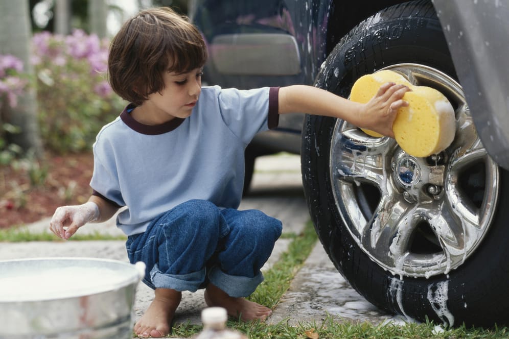 Für ältere Kinder entwickelt sich nicht selten das Waschen von Papas Auto zu einer regelmäßigen Geldquelle.